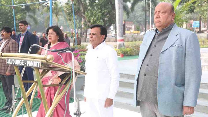 मंत्रालय में हुआ राष्ट्र-गीत "वंदे-मातरम" एवं राष्ट्र-गान "जन-गण-मन" का सामूहिक गायनउप-मुख्यमंत्री श्री देवड़ा ने सभी को दी नववर्ष की शुभकामनाएं